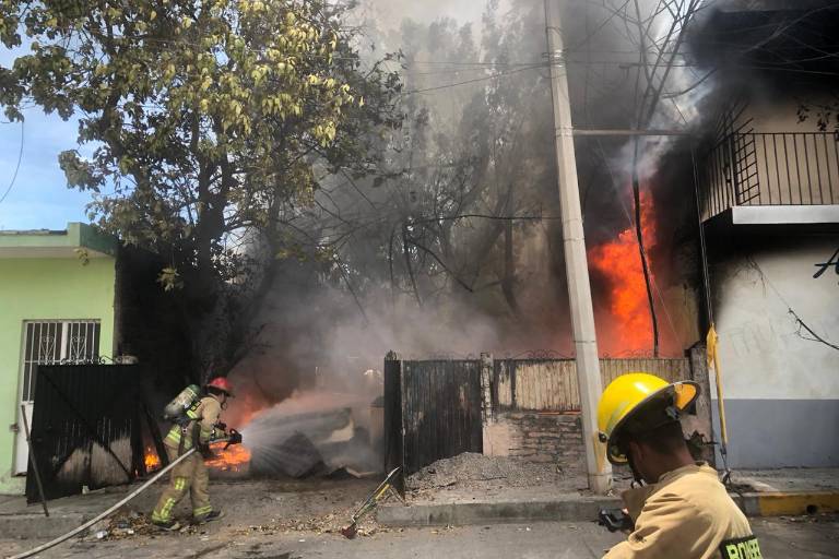 Quema de cacharros se sale de control en colonia de Mazatlán
