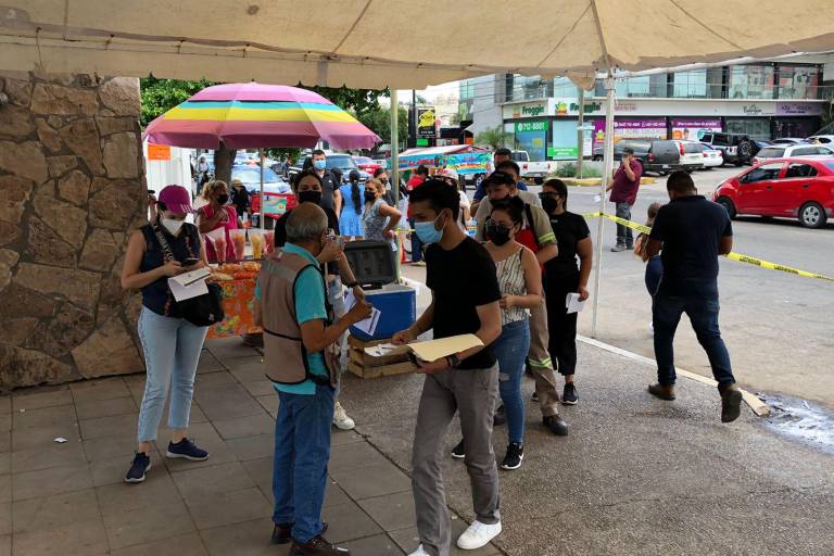 Continúa vacunación contra el Covid-19 a población de 30 a 39 años en Culiacán