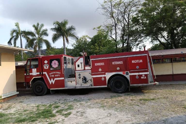 Se registra incendio en bodega de deportes en una primaria de Mazatlán