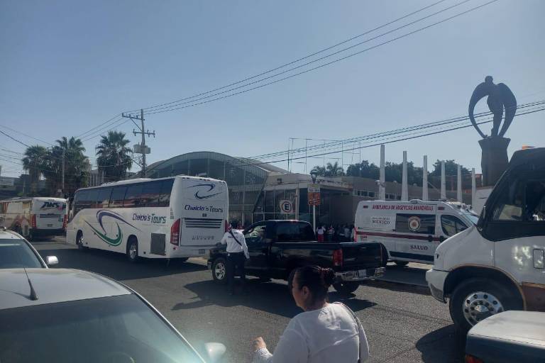 En camiones rentados llegan simpatizantes a asamblea de Morena en Sinaloa