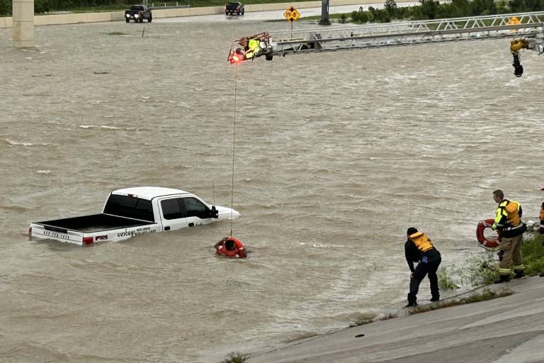 Provoca ‘Beryl’ inundaciones y deja a millones sin electricidad en Texas