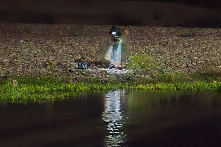 Familias de Rosario aprovechan proliferación de ‘pupos’ en el río Baluarte