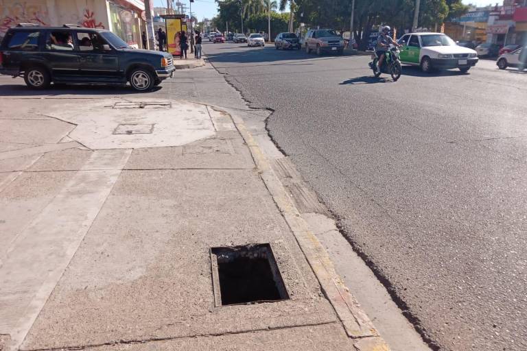 Banquetas en Mazatlán, un peligro para los transeúntes