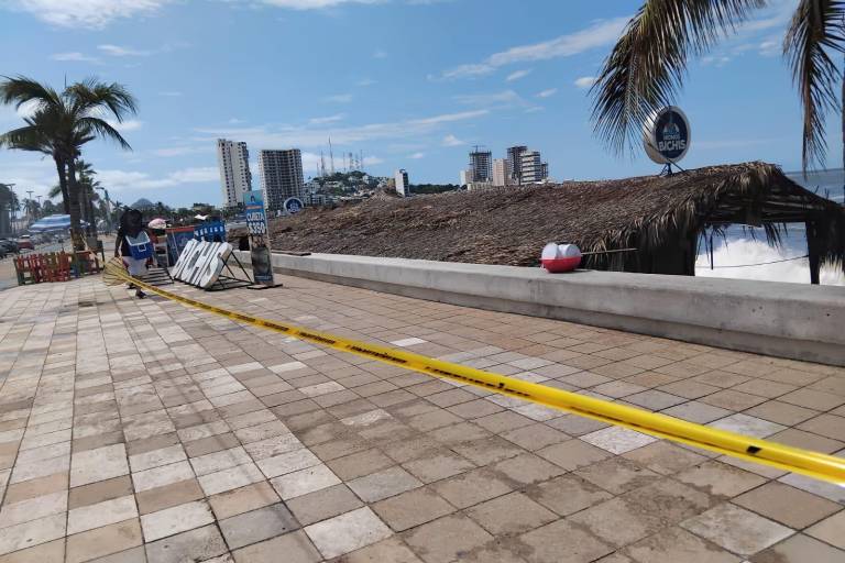Exhortan autoridades a comerciantes a no ingresar a playas de Mazatlán por fuerte oleaje