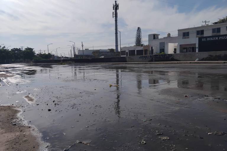 Nueva fuga de aguas negras sigue afectando a colonos de Infonavit Alarcón