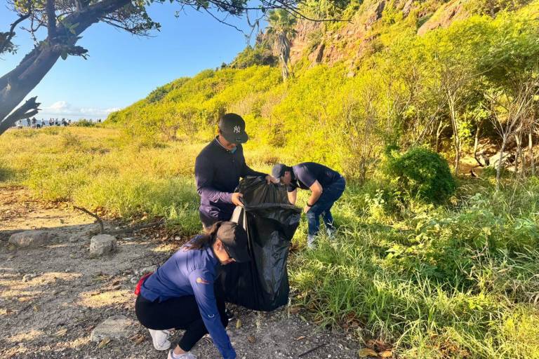 Retiran desechos de las faldas del Faro y la escollera de Mazatlán