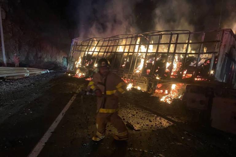 Registra SSP incendio de un vehículo, un domicilio y un comercio, durante la madrugada de este sábado