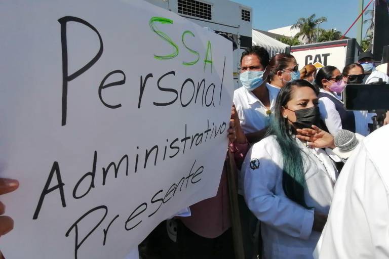 Civiles, manifestantes y grupos de apoyo asisten a las afueras del Congreso del Estado por la toma de protesta de Rocha Moya