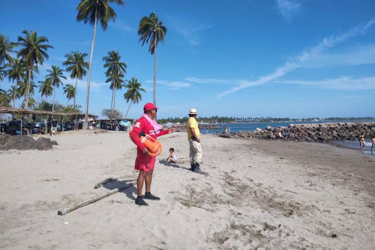 Llaman a bañistas a tener cuidado por ‘mar de fondo’ en Escuinapa