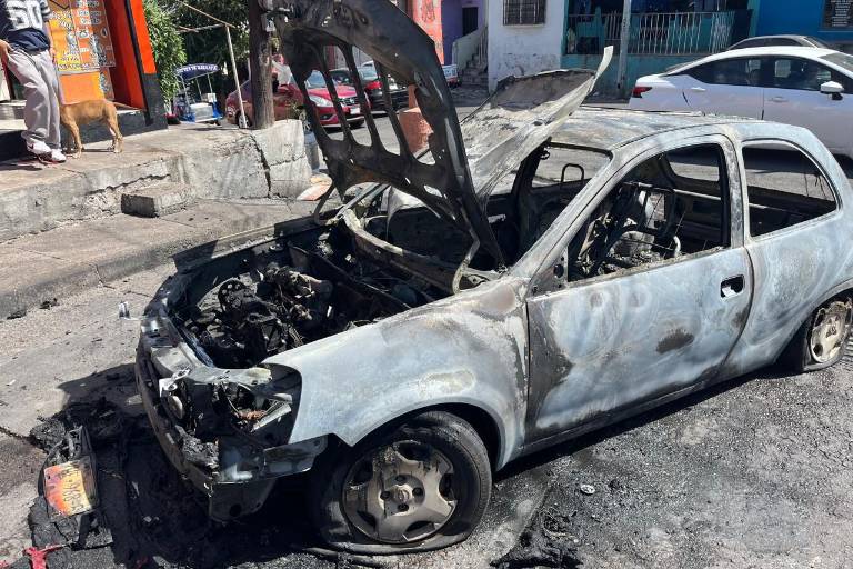 Se incendia un vehículo en la colonia 5 de Mayo, en Culiacán