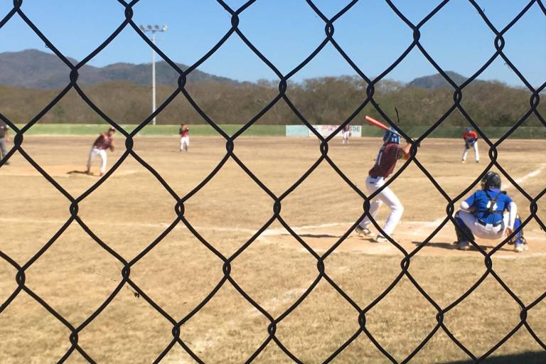 Club Deportivo El Roble celebra Juego de Estrellas, donde reconocen a lugareños distinguidos