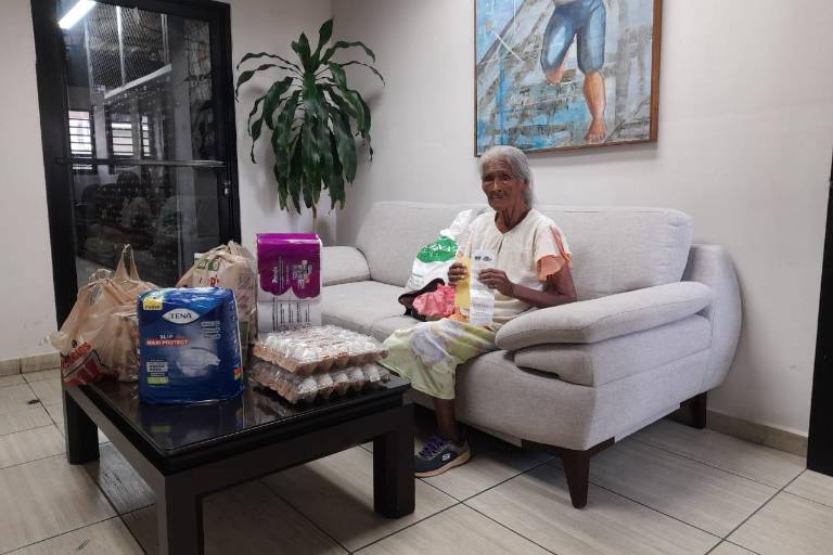 Apoya lectora a Sebastiana de la Cruz; recibe despensa, mensaje, rosario y oraciones