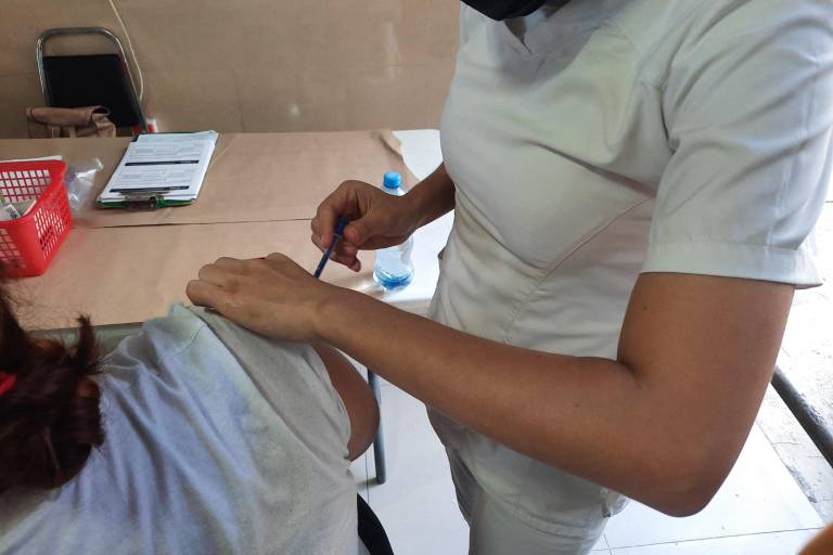 Llaman a vacunarse contra el Covid-19; permanecen abiertos módulos en unidades del IMSS