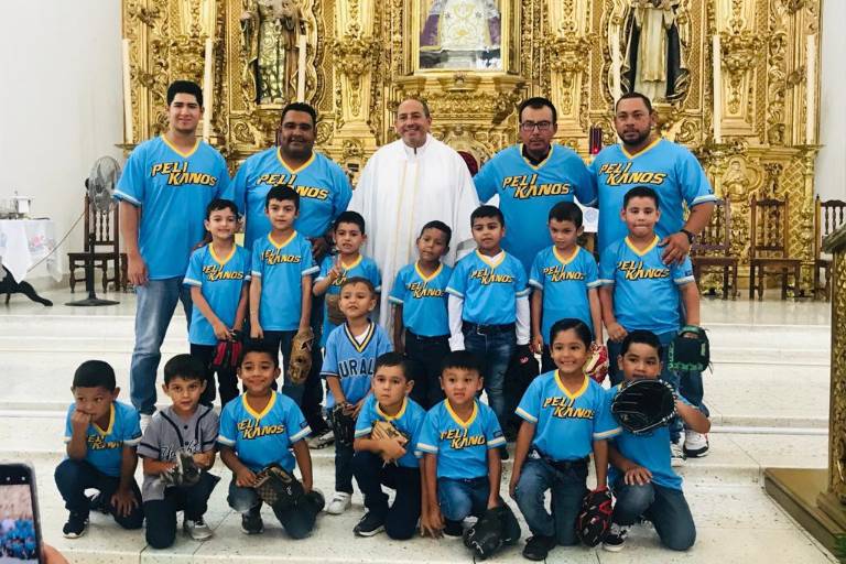 Peloteritos de Liga Pelikanos se encomiendan al Creador previo a viajar al Nacional