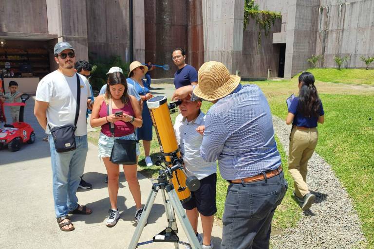 Exponen sobre el diseño de telescopios en el Gran Acuario Mazatlán Mar de Cortés