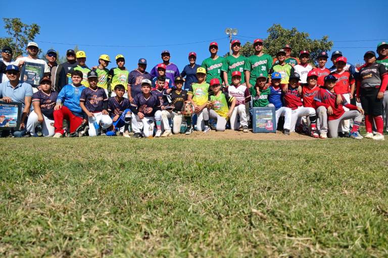 Cantan el playball del Quinto Torneo de Beisbol Infantil, en El Roble