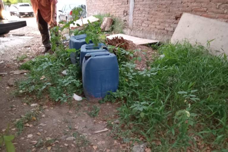 Reportan vecinos de Culiacán hallazgo de tres bidones con sosa cáustica