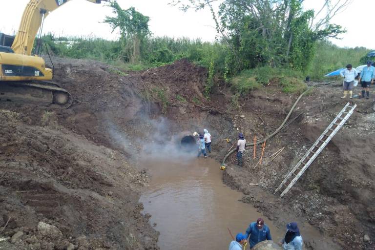 Sur de Culiacán sigue sin agua por falla en tubería; prevén terminar hoy reparación