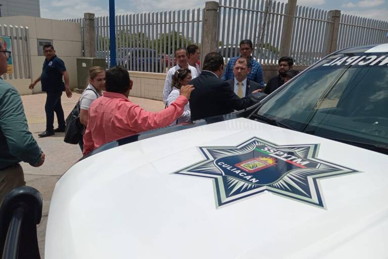 Mientras Madueña Molina rendía su informe, afuera hubo agresiones