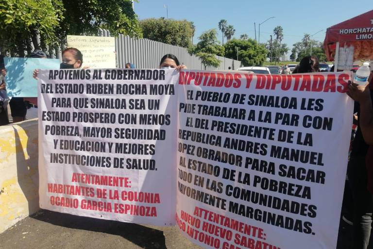 Entre manifestantes arriba Rocha Moya al Congreso de Sinaloa, para el inicio de nueva legislatura
