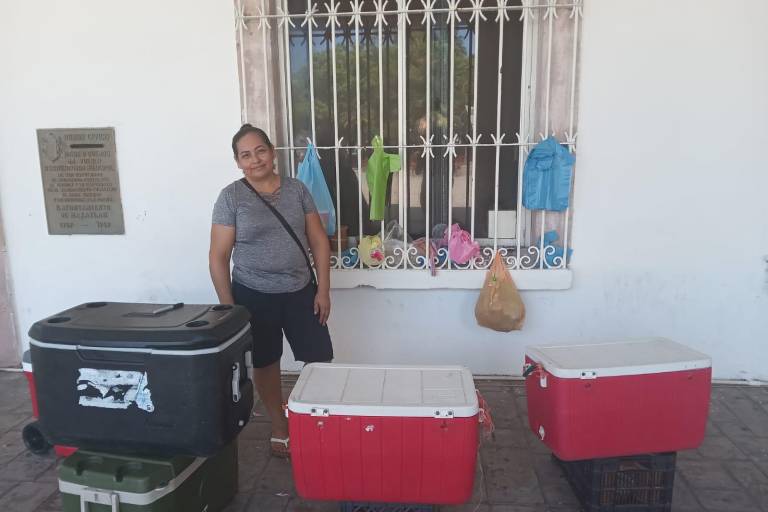 Desde Las Tinajas llega Rosa a ofrecer atole y tamales hechos con la receta familiar