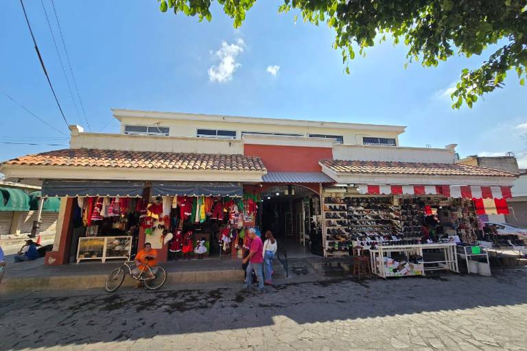 Locatarios buscan atraer consumo local con música y eventos en fechas especiales.