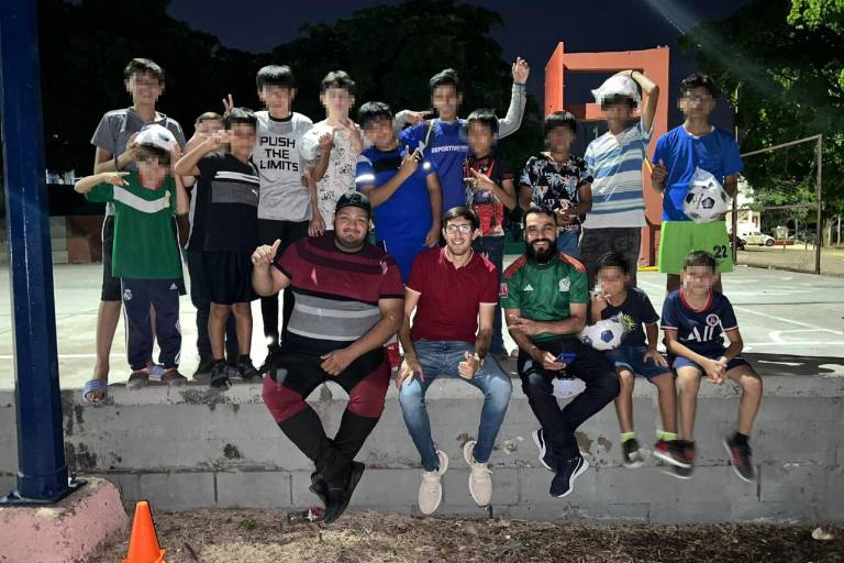 Entregan material deportivo en la colonia Huizaches, en Culiacán