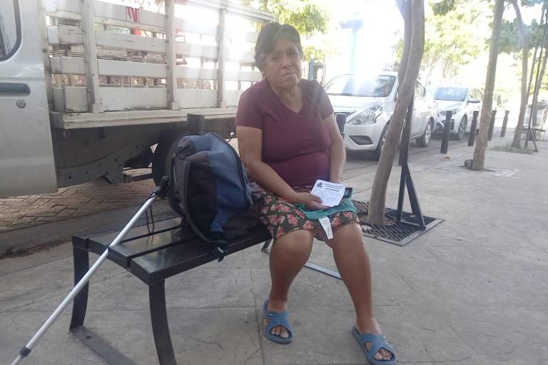 Pide la señora Catalina ayuda económica mientras su esposo está hospitalizado