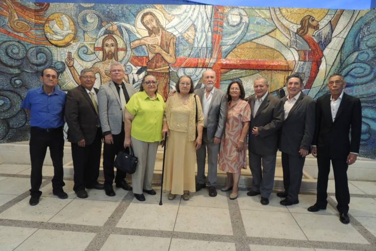 Celebran 50 años de amistad con misa de acción de gracias