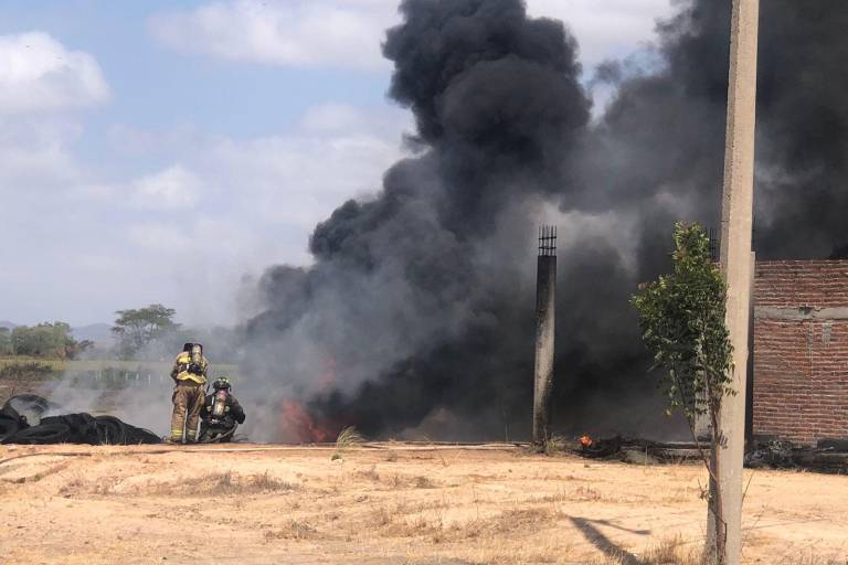 Se incendia lote de llantas en la carretera a El Roble al sur de Mazatlán