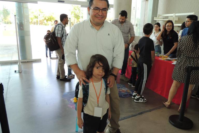 Conviven niños y niñas entre la ciencia y la diversión