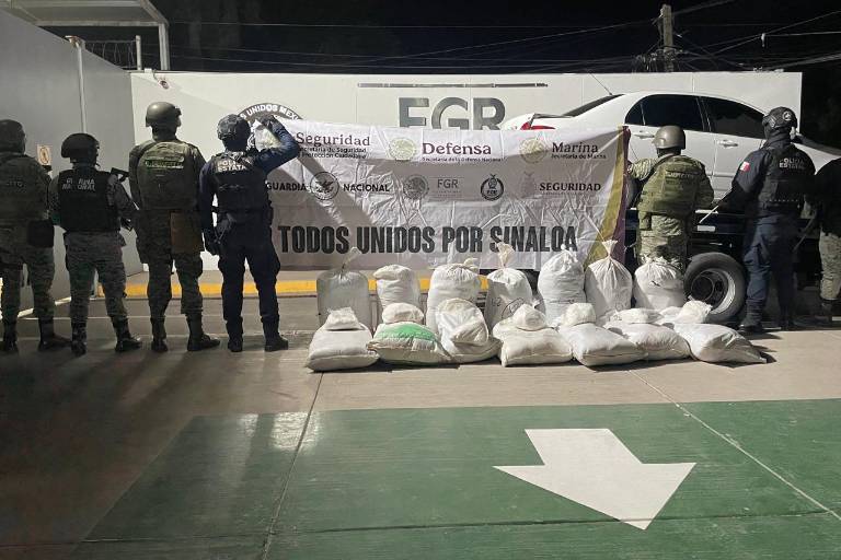 Corporaciones aseguran costales con cristal y un vehículo en la colonia 10 de Mayo, en Culiacán