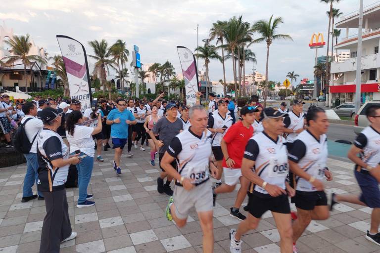 Contagian contadores públicos de buena vibra el Malecón de Mazatlán