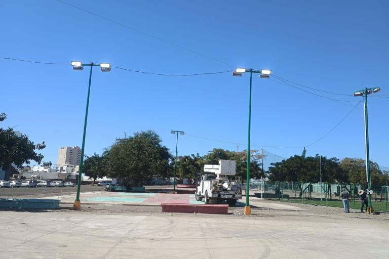 Iluminan canchas de beisbol 5 de Unidad Sahop en Mazatlán