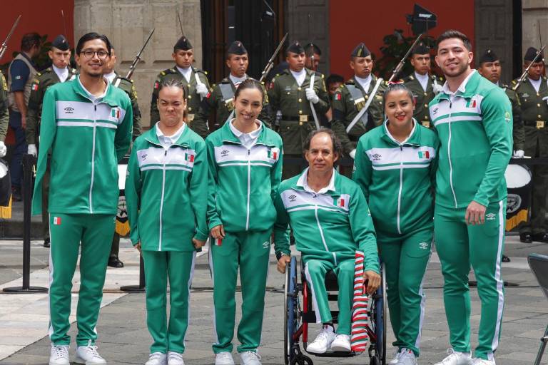 ¡Con presencia sinaloense! Abandera AMLO a delegación mexicana para los Paralímpicos París 2024