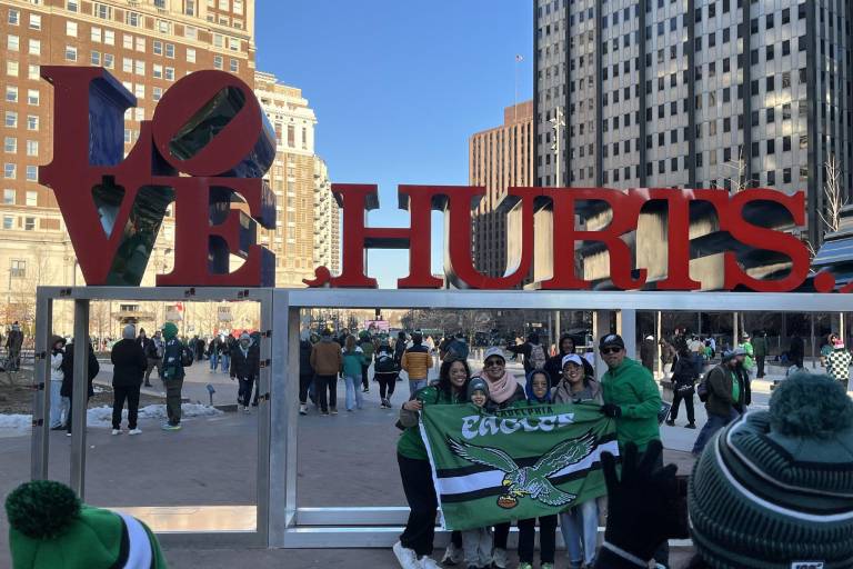 Aficionados de Eagles celebran en Filadelfia a sus campeones del Super Bowl