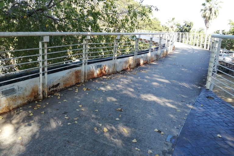 Puente bimodal del Parque Constitución se encuentra abandonado; deteriorado, sin iluminación y vandalizado