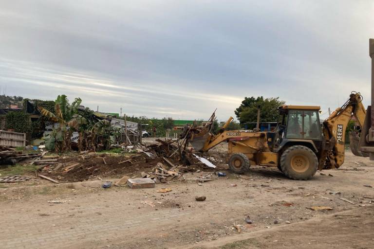 Demuelen viviendas en invasión de Bugambilias, en Mazatlán