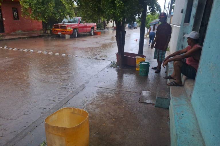 Vecinos de Escuinapa recolectan agua de lluvia ante falta de servicio potable