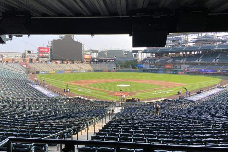 Arrestan a cuatro personas con cargamento de armas, cerca del Coors Field, en Denver