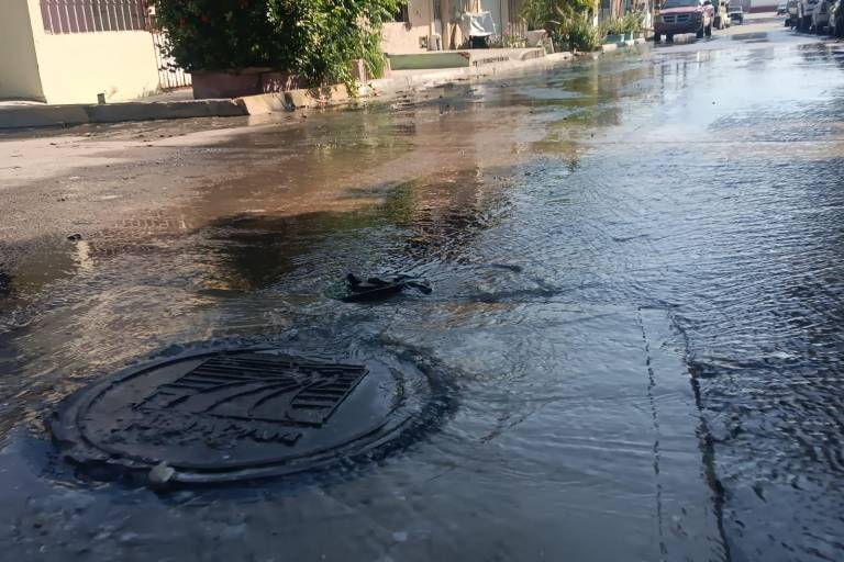 Vecinos de la colonia Juan Carrasco, en Mazatlán, reprochan tener que vivir con aguas negras