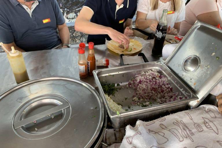 Resienten taqueros de Mazatlán aumento en el precio del cilantro