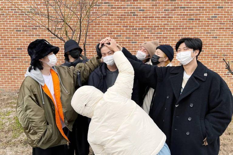 Jin, de BTS, inicia servicio militar obligatorio con fuerte operativo de seguridad