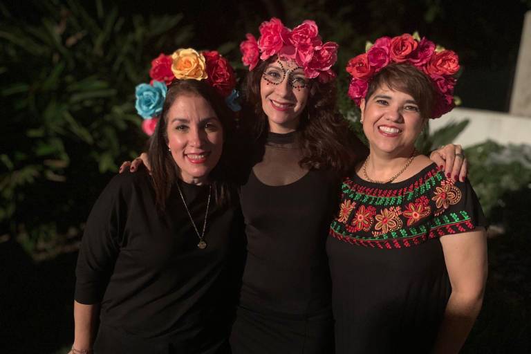 Viven Noche de Catrinas ex alumnas del Colegio Montferrant