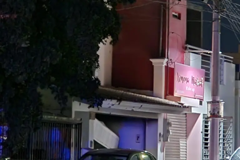 La vivienda incendiada y los explosivos hallados mantienen el área acordonada en Canaco.