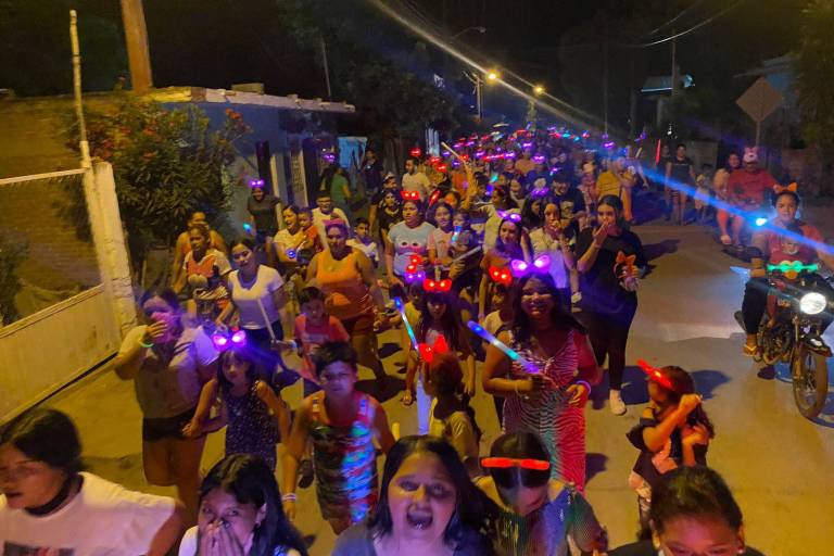 Se divierten en El Walamo con la ‘Caminata Luminosa’