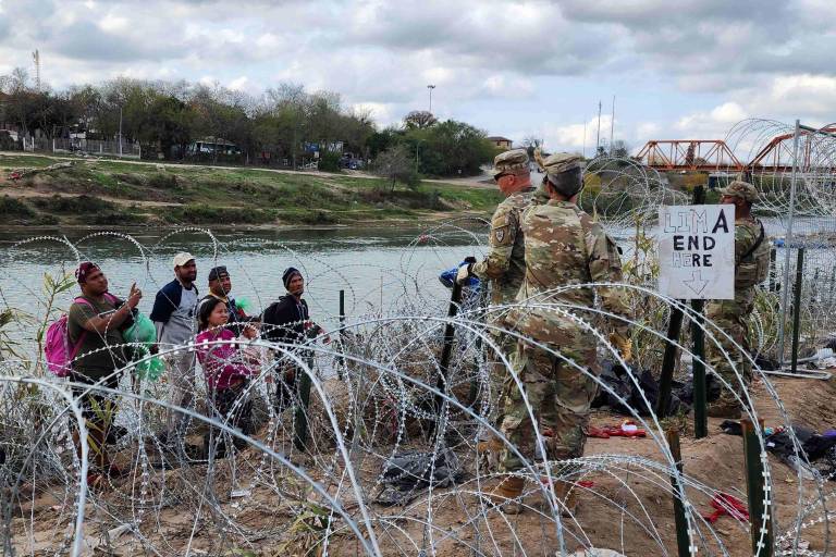 Avalan retirar alambre de púas de Texas en frontera con México