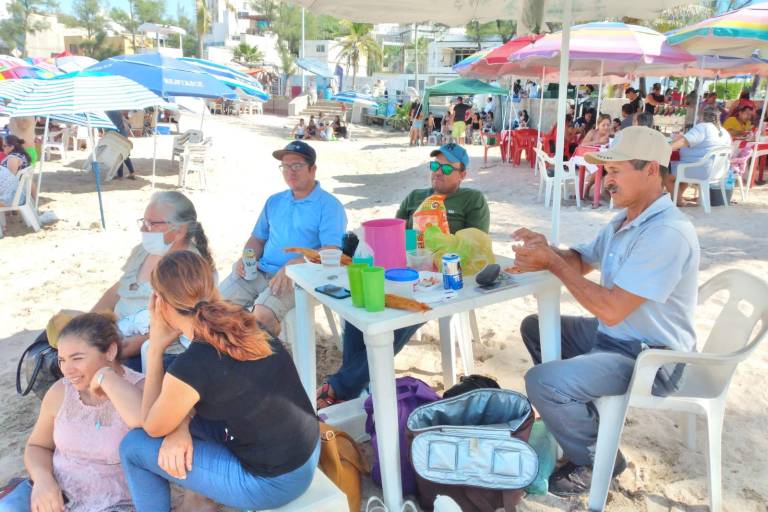 Regresa familia de Escuinapa a disfrutar de playas de Mazatlán tras 18 meses de pandemia