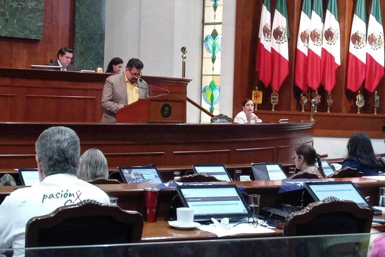 Felipe Bachomo y Amparo Ochoa, al Muro de Honor del Congreso de Sinaloa