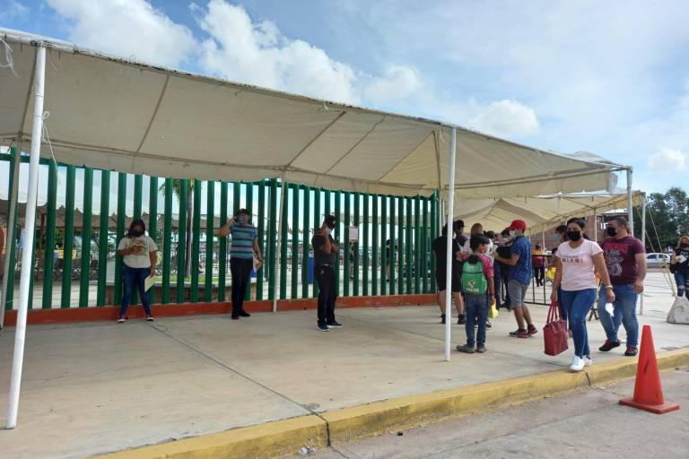 Sin filas, jóvenes de 18 a 29 años acuden a recibir la segunda dosis en Culiacán